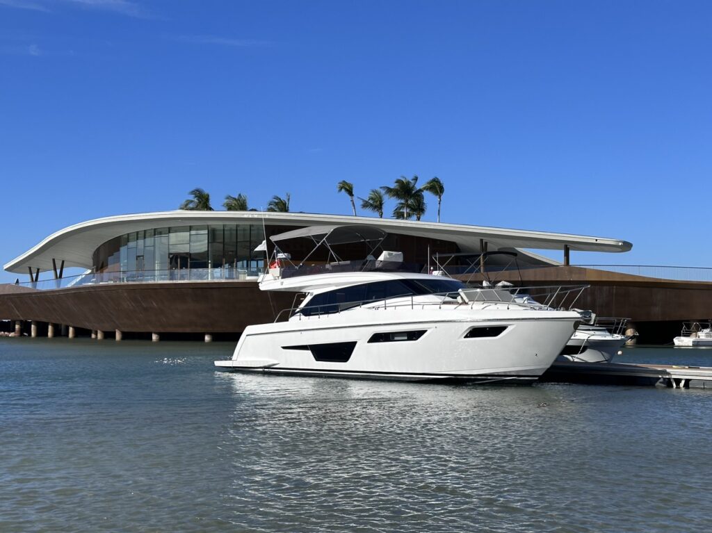 du thuyền Ferretti 500