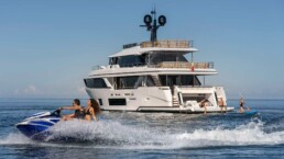 du thuyền Custom Line Navetta 30