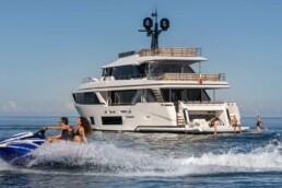 du thuyền Custom Line Navetta 30