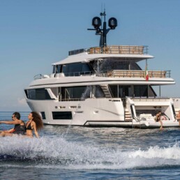 du thuyền Custom Line Navetta 30
