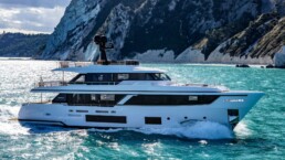du thuyền Custom Line Navetta 30