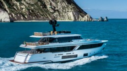 du thuyền Custom Line Navetta 30