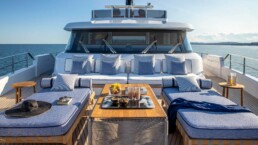 du thuyền Custom Line Navetta 30