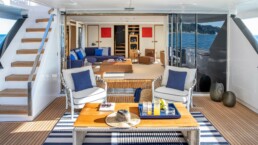 du thuyền Custom Line Navetta 30