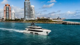 du thuyền Custom Line Navetta 33