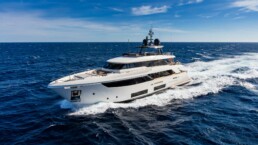 du thuyền Custom Line Navetta 33