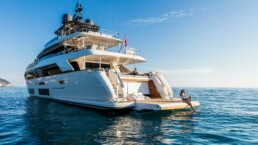 du thuyền Custom Line Navetta 33