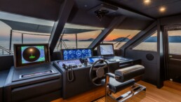 du thuyền Custom Line Navetta 33