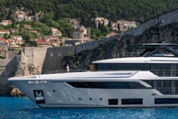 du thuyền Custom Line Navetta 38