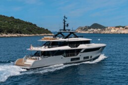 du thuyền Custom Line Navetta 38