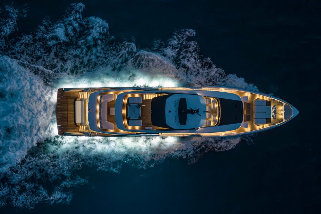 du thuyền Custom Line Navetta 38