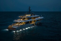du thuyền Custom Line Navetta 38