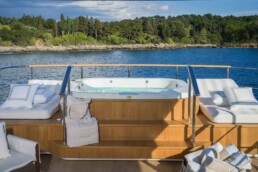 du thuyền Custom Line Navetta 38