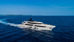 du thuyền Custom Line Navetta 42