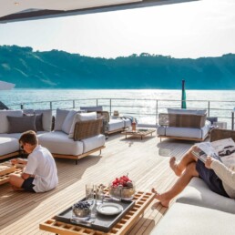 du thuyền Custom Line 106