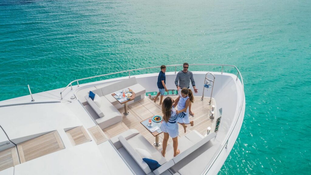 du thuyền Custom Line 120