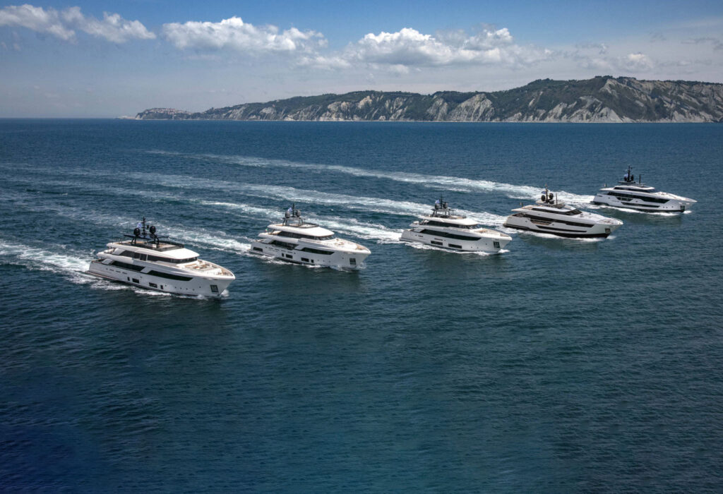 du thuyen Custom Line