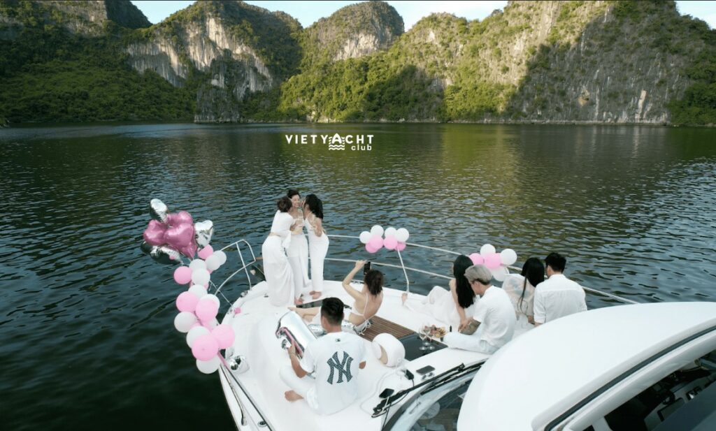 du thuyền tổ chức sinh nhật tại Hạ Long