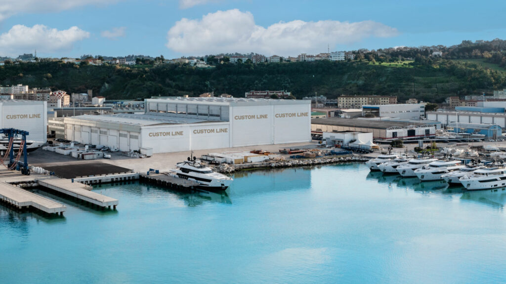 du thuyền nhập khẩu Custom Line