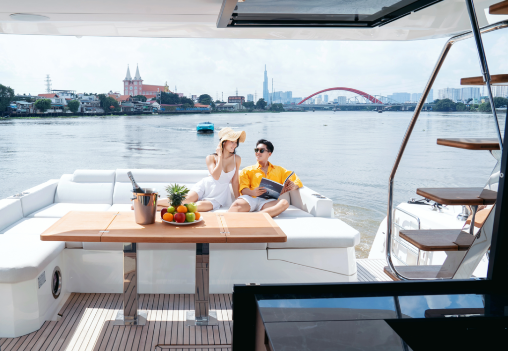 boong-sau-du-thuyen-vietyacht-plus-ngam-song-sai-gon