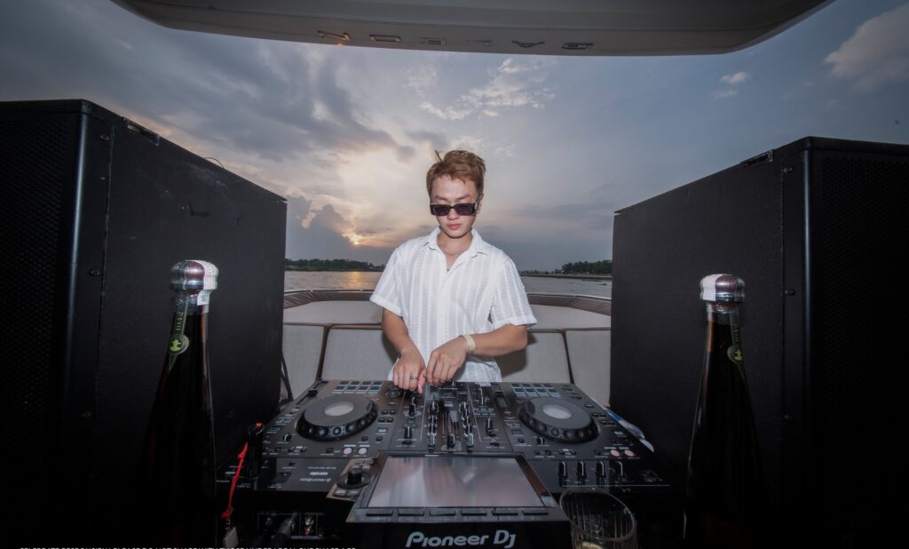 THUE DU THUYEN TAI SAIGON - VIETYACHT PLUS - DJ