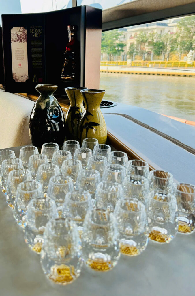 du thuyen tren dong Saigon -Vietyacht Plus đồ uống