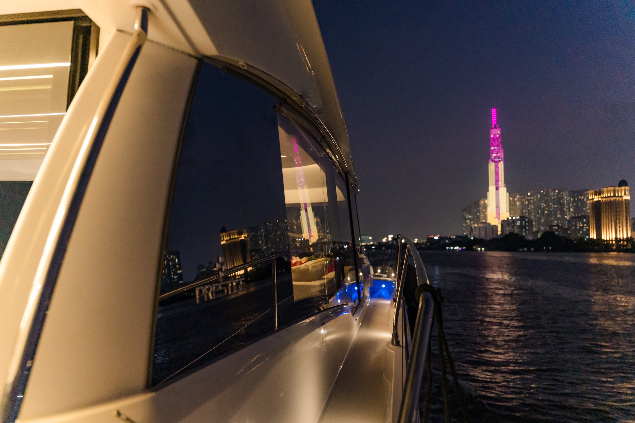 du thuyen dem song Saigon