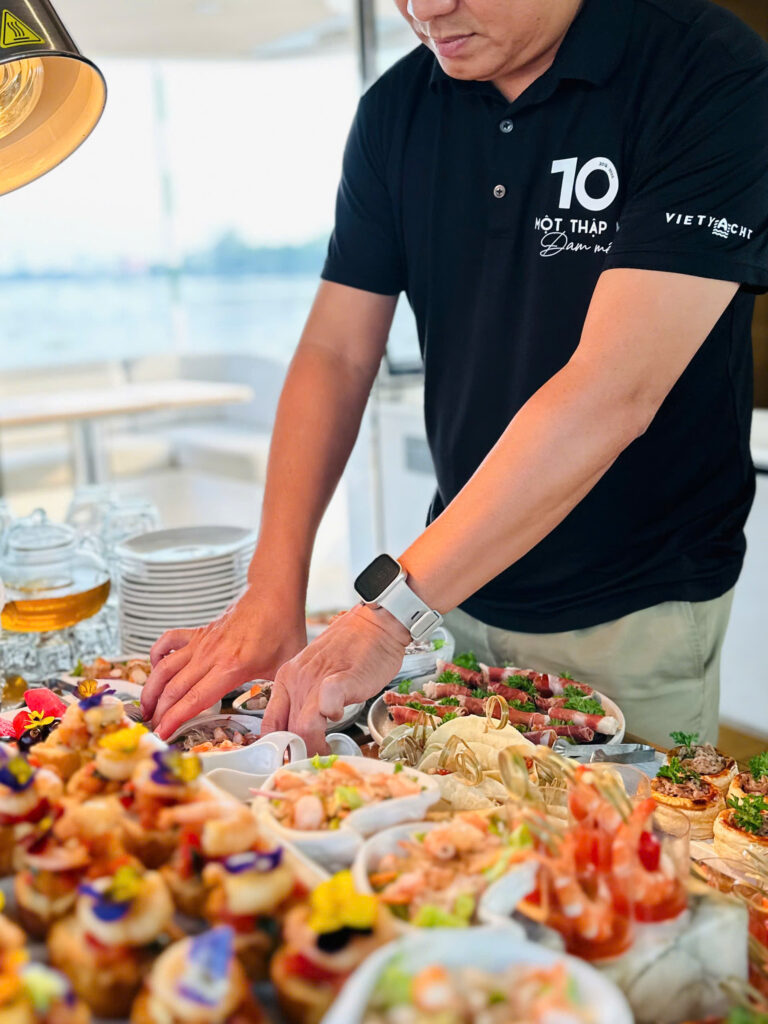 tiec chieu dai tren du thuyen ca nhan Vietyacht Plus