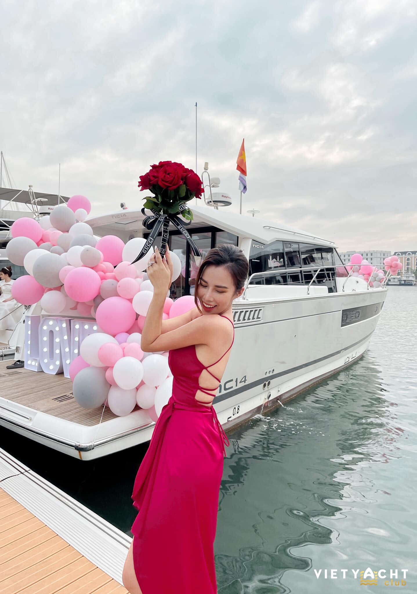 cho thue du thuyen Vietyacht Plus - trang phuc nu
