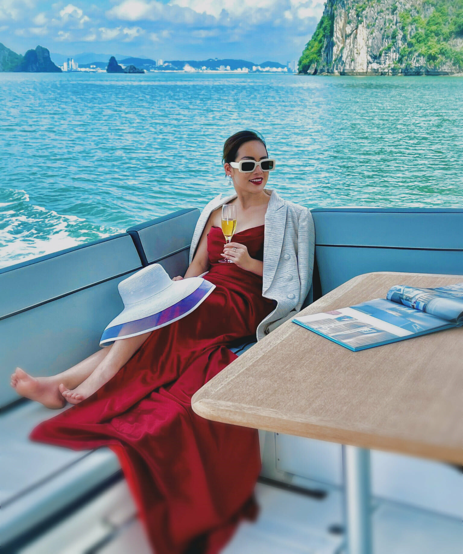 cho thue du thuyen Vietyacht Plus - trang phuc nu