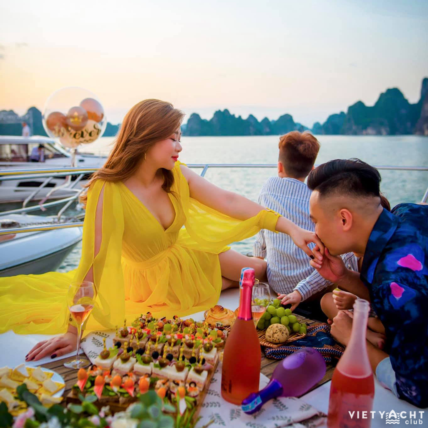 cho thue du thuyen Vietyacht Plus - trang phuc nu