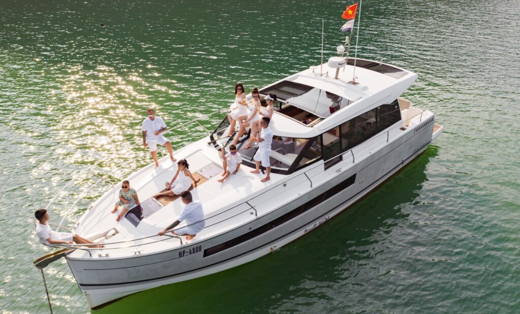 cho thue du thuyen Vietyacht Plus - trang phuc gia dinh