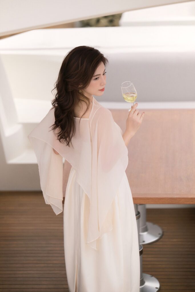 cho thue du thuyen Vietyacht Plus - trang phuc nu