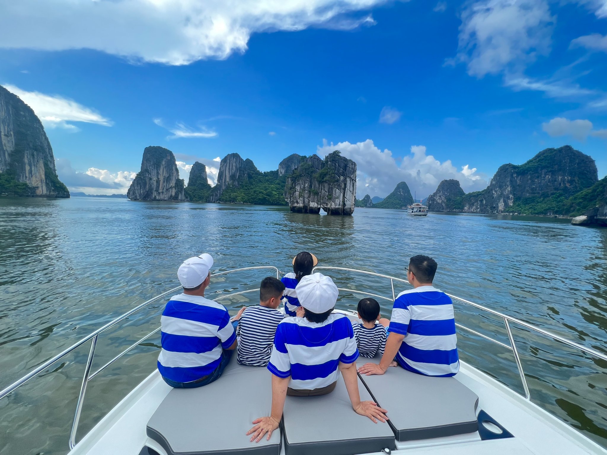 du thuyền Vietyacht Plus - trang phuc