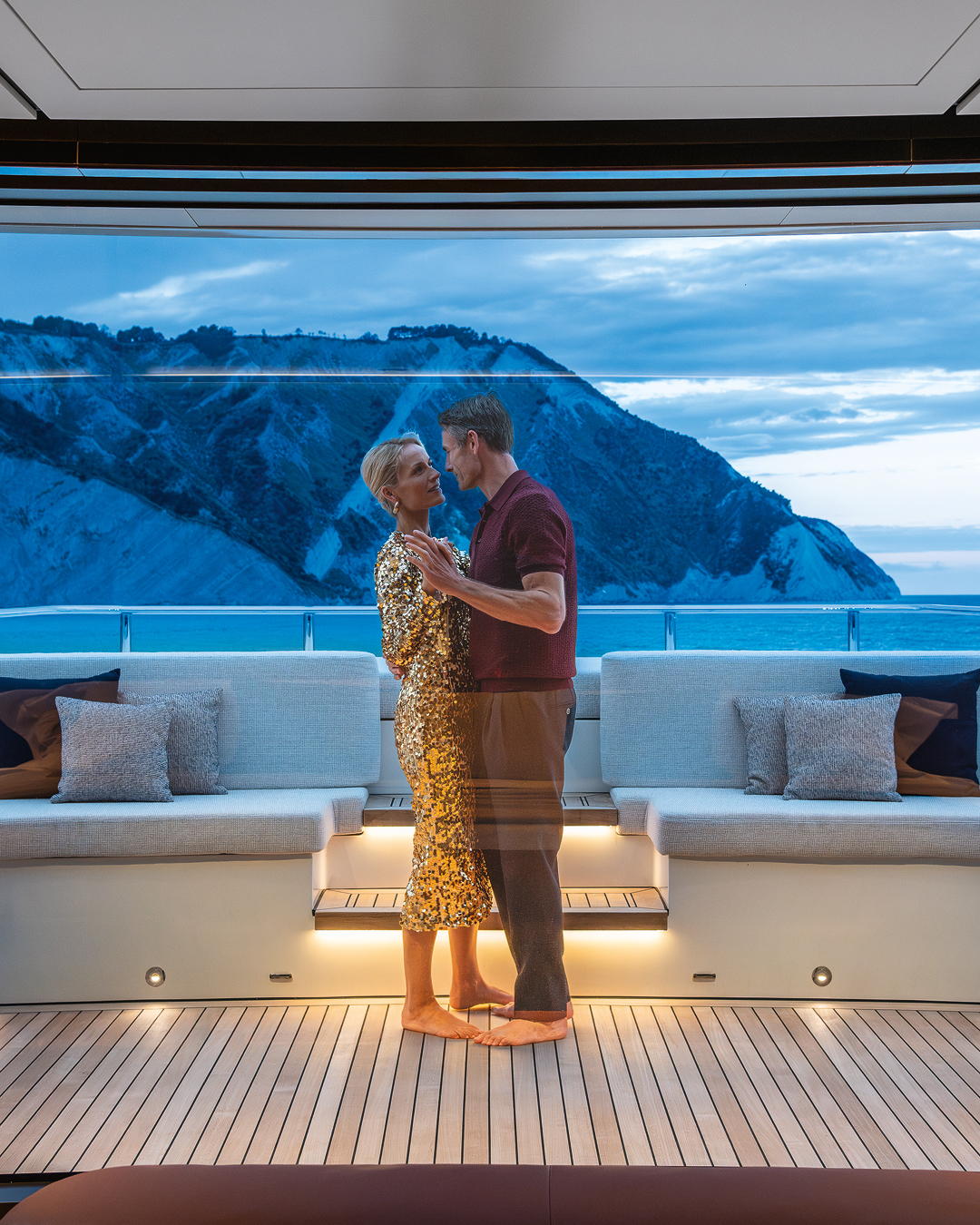 mặc đẹp, khiêu vũ trên du thuyền l Vietyacht Plus