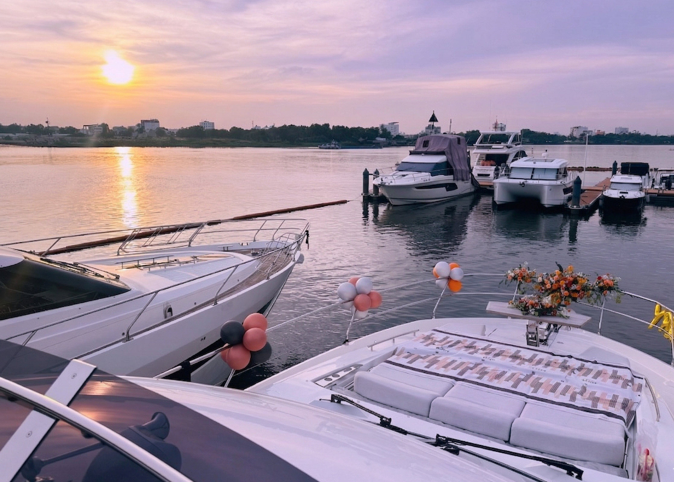 hoàng hôn sông Saigon - bến thuyền Vạn Phúc - tour du thuyền Vietyacht Plus