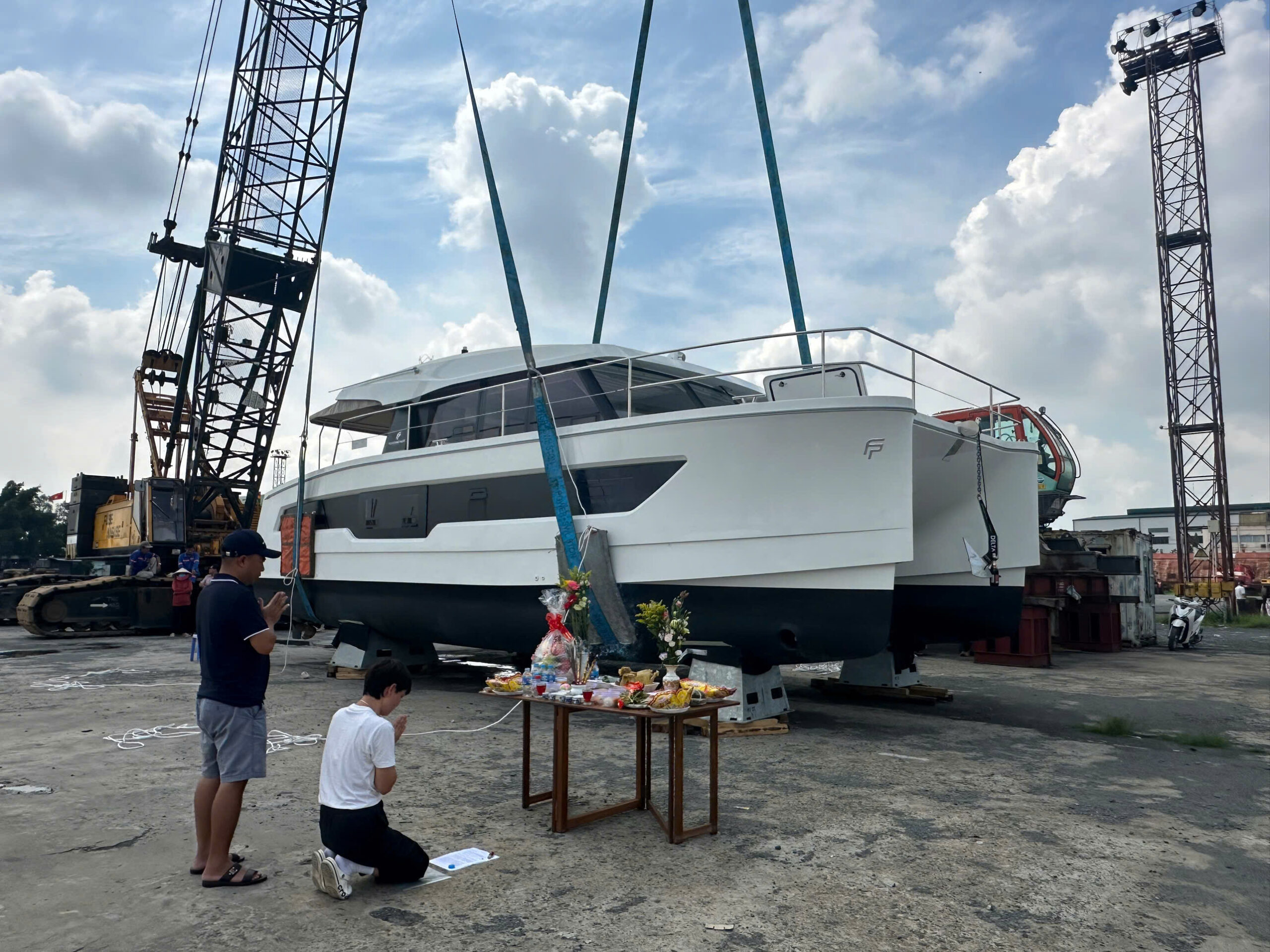 hạ thủy du thuyền - Vietyacht Plus