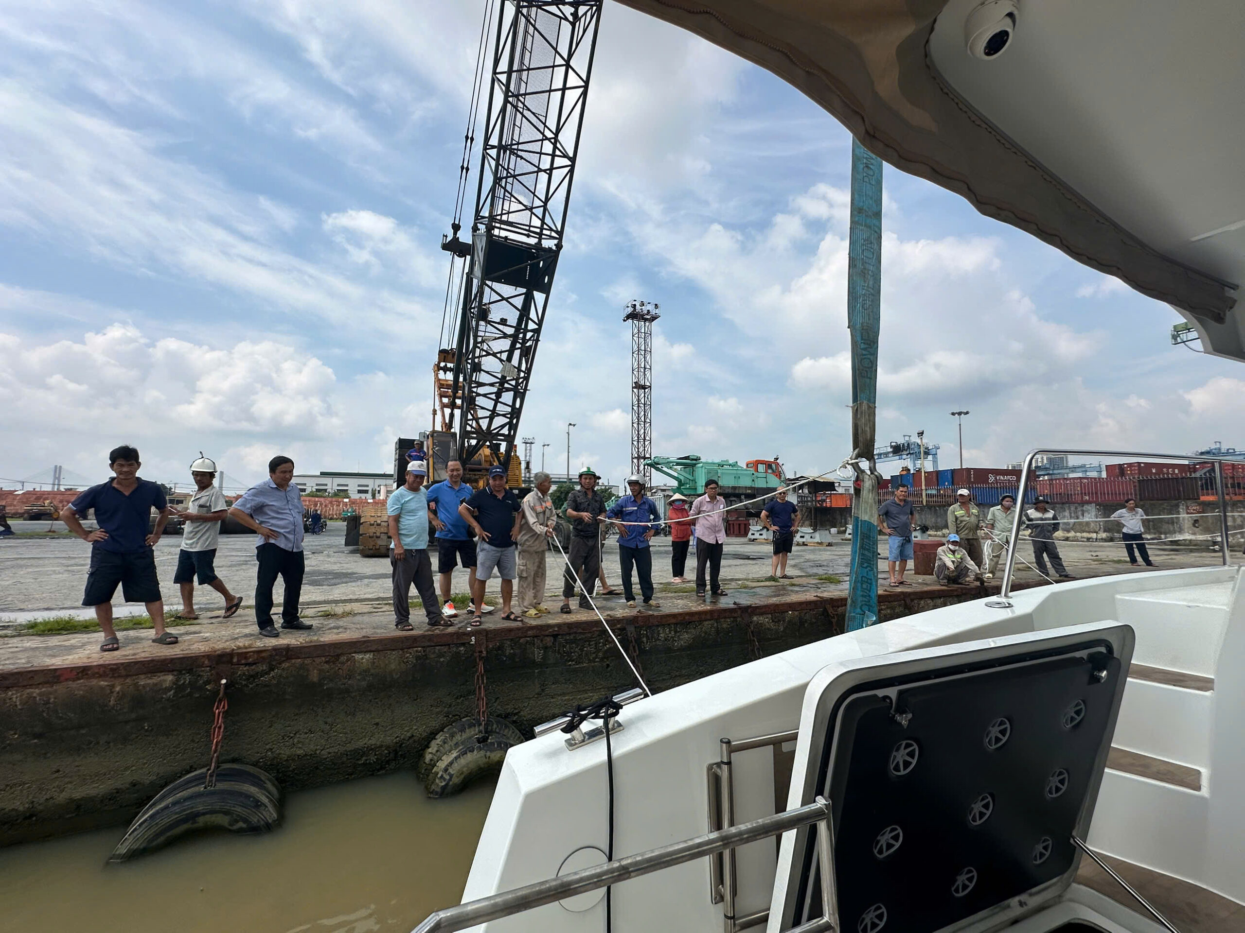 hạ thủy du thuyền - cẩu thuyền tiếp nước - Vietyacht Plus
