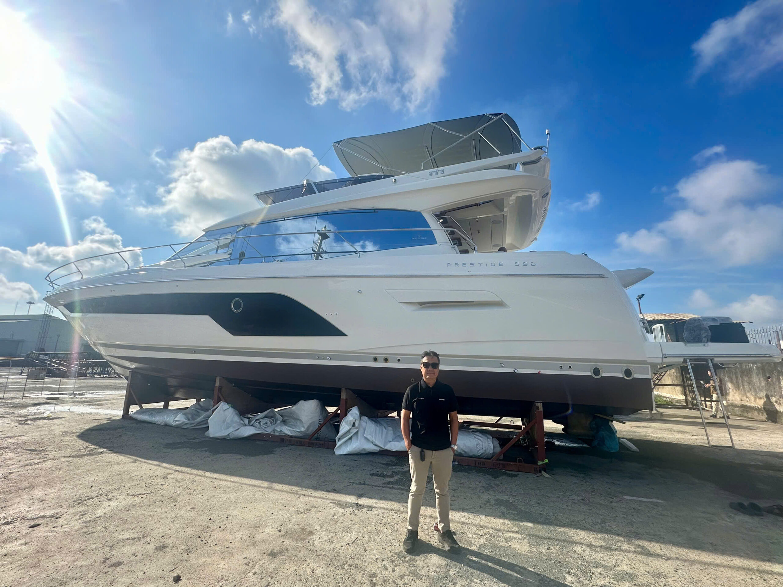 hạ thủy du thuyền Prestige 590 - Vietyacht Plus