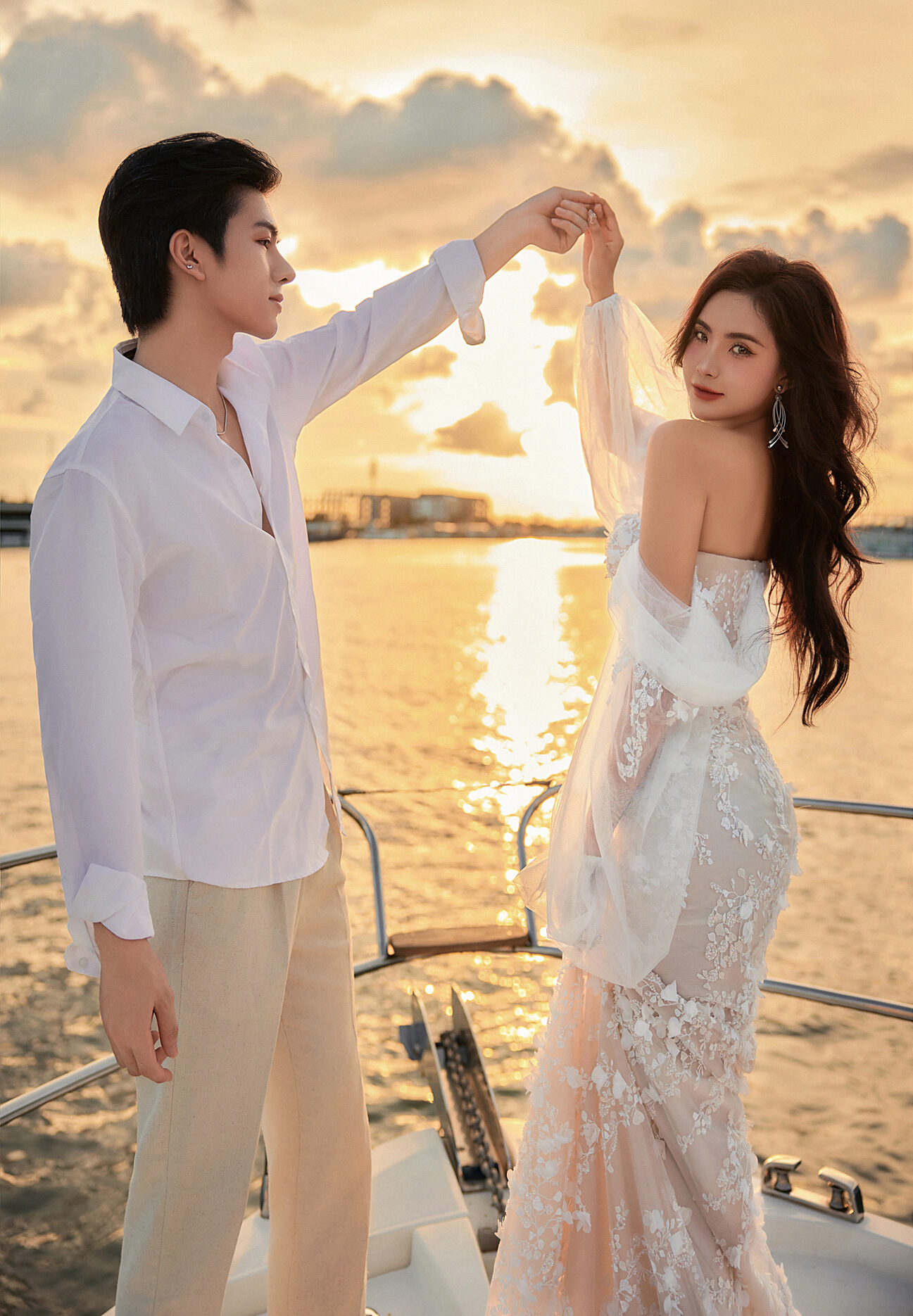 hoàng hôn trên du thuyền Vietyacht Plus