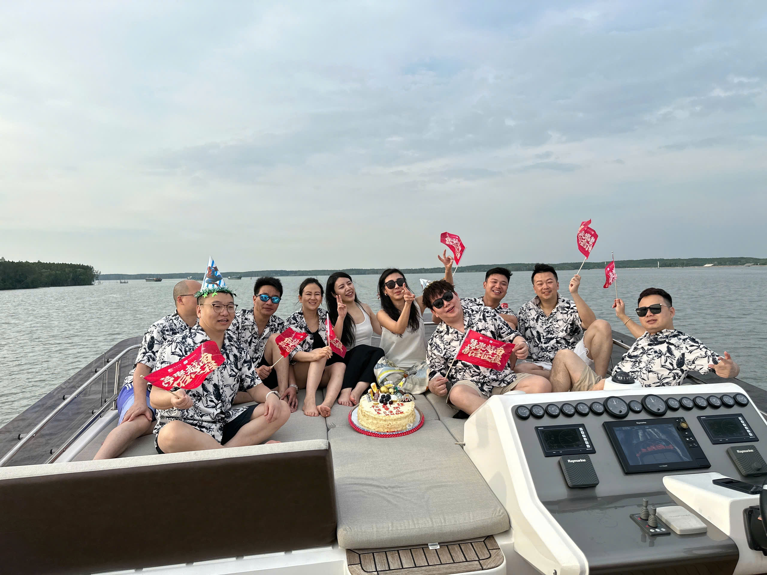 du thuyen cho thue tai Saigon - Vietyacht Plus - khách nuoc ngoai tai Can Gio