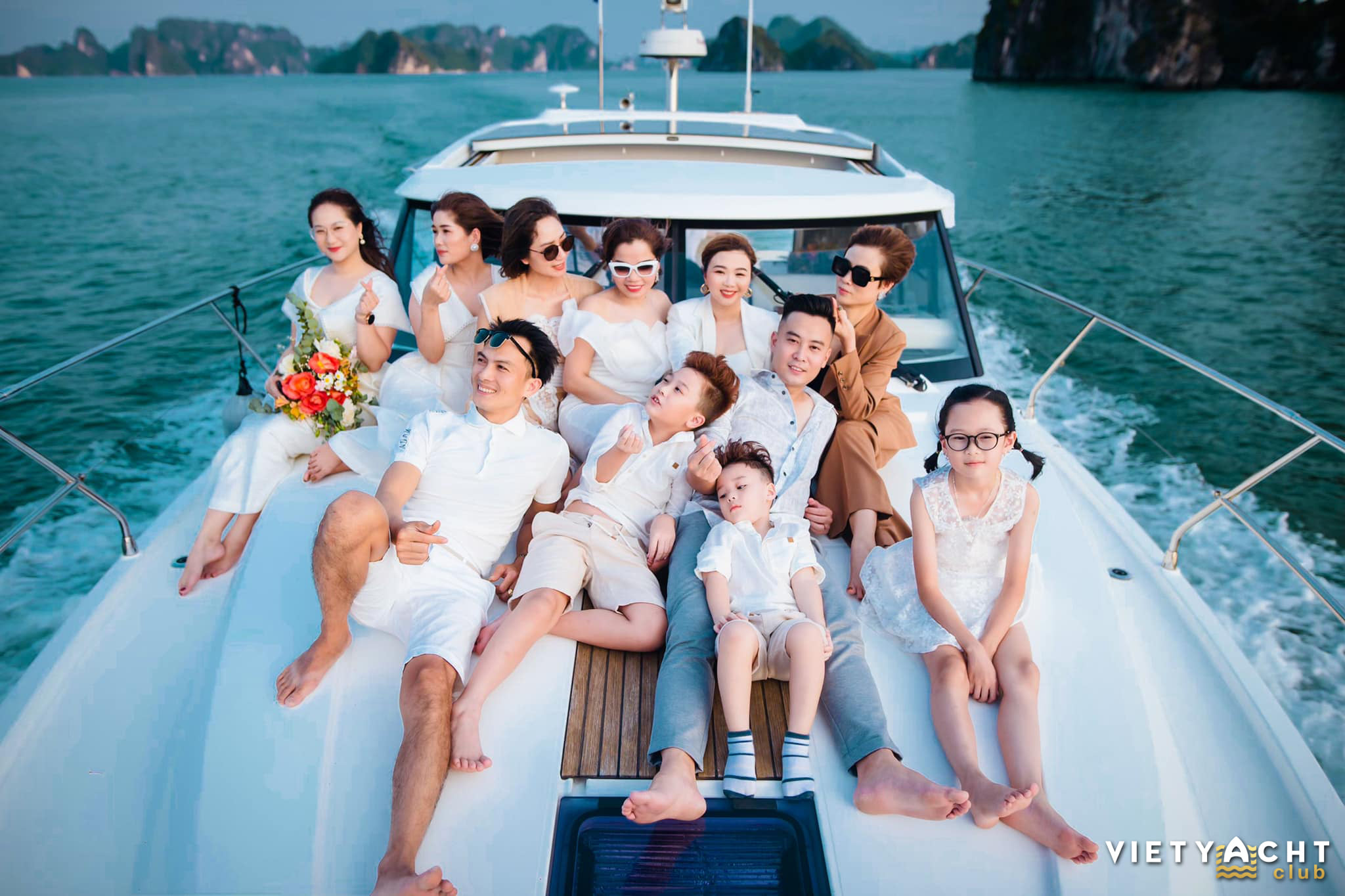 mac dep khi di du thuyen l Vietyacht Plus