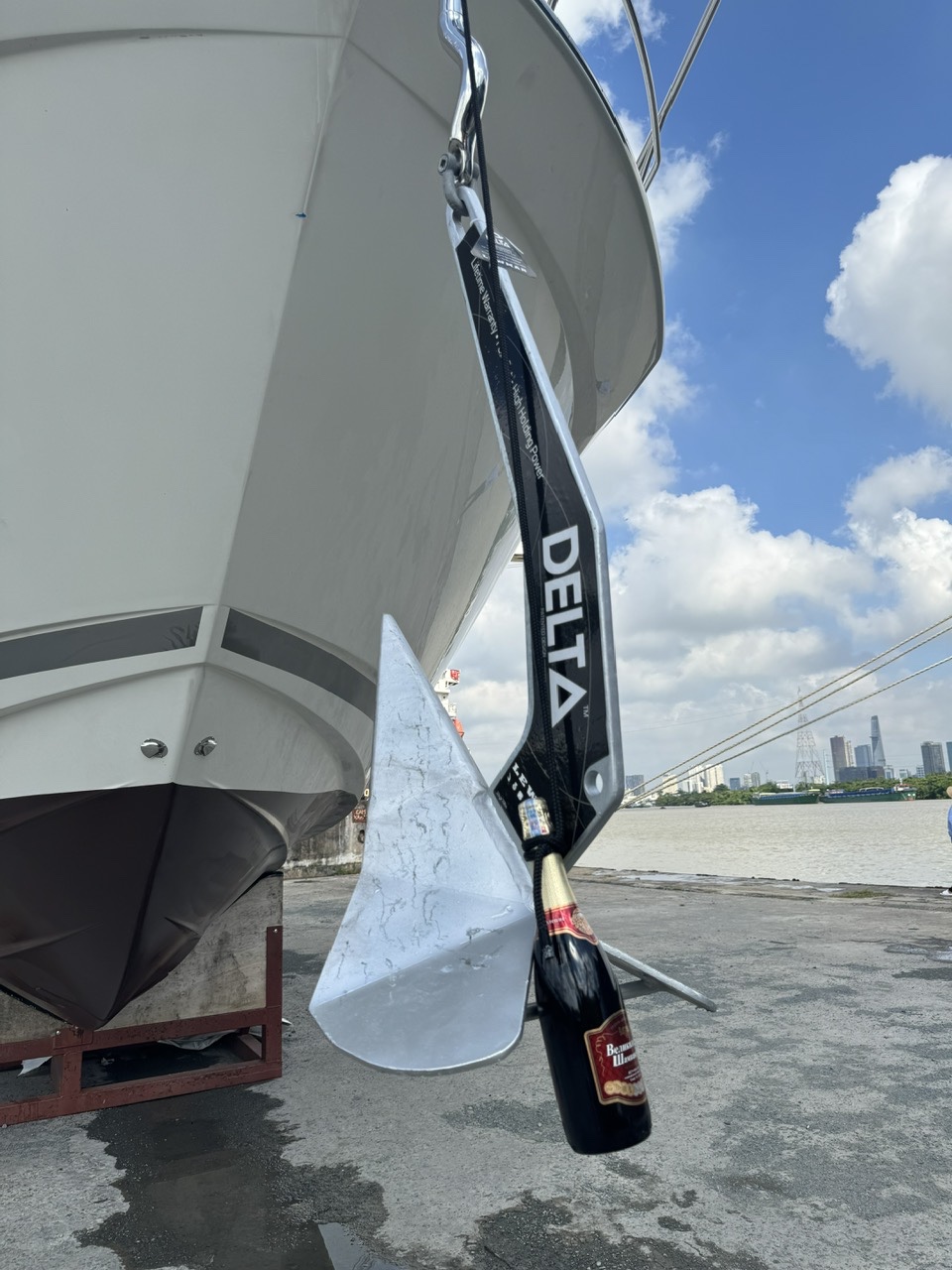 hạ thủy du thuyền - đập rượu champagne - Vietyacht Plus