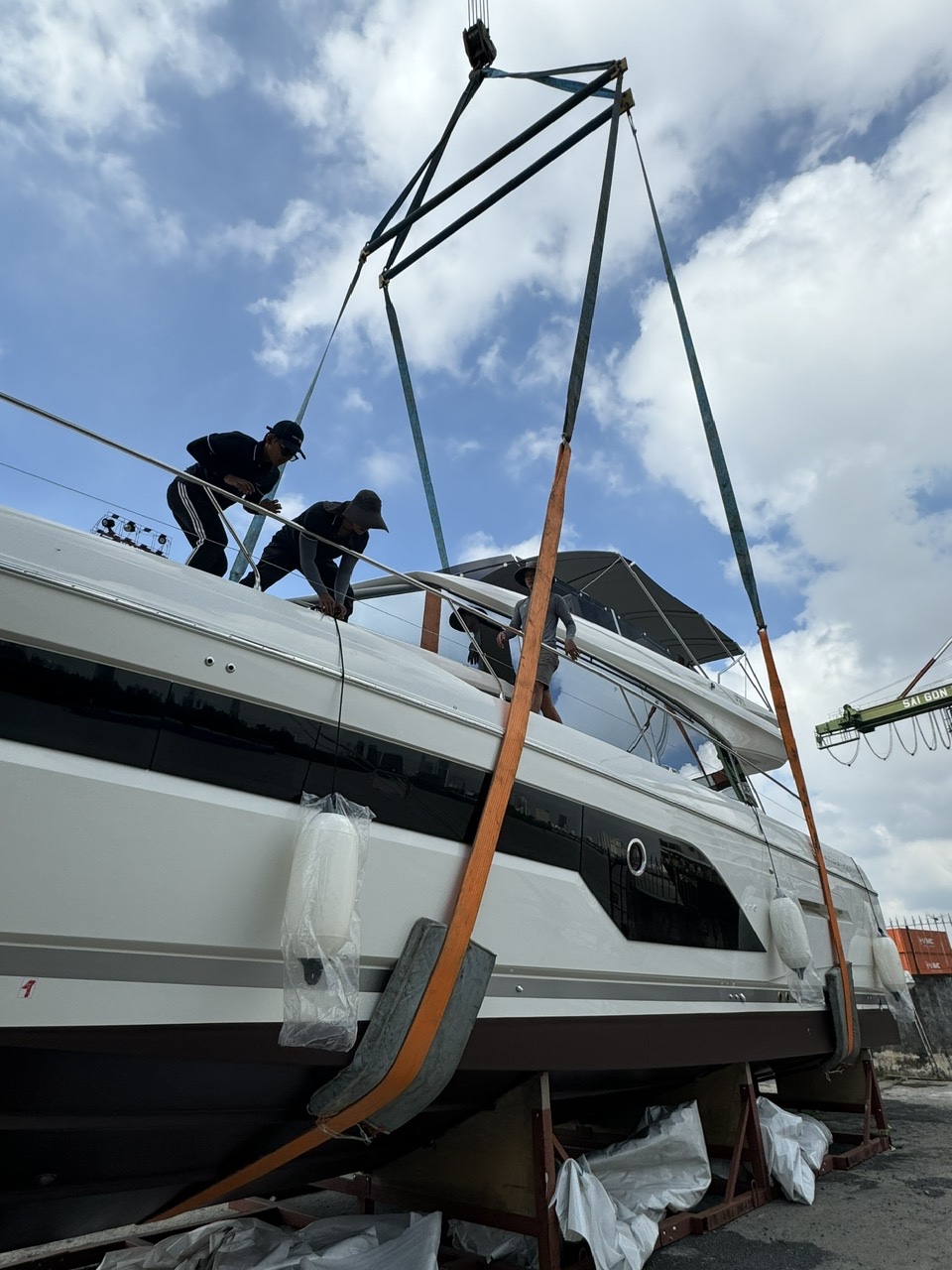 hạ thủy du thuyền Prestige 590 - Vietyacht Plus