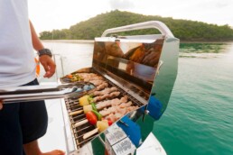 du thuyền cho thuê Vietyacht Plus - tổ chức tiệc nướng BBQ