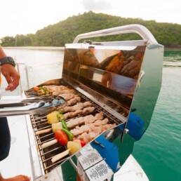 du thuyền cho thuê Vietyacht Plus - tổ chức tiệc nướng BBQ