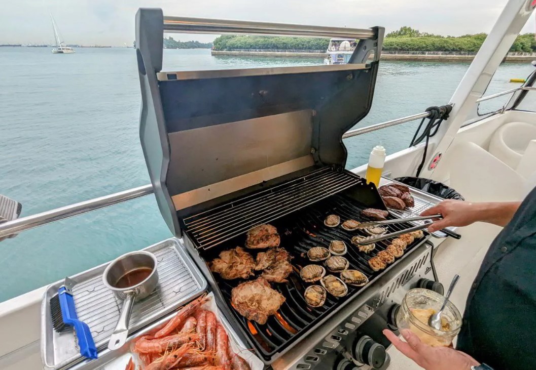 du thuyền cho thuê Vietyacht Plus - tổ chức tiệc nướng BBQ