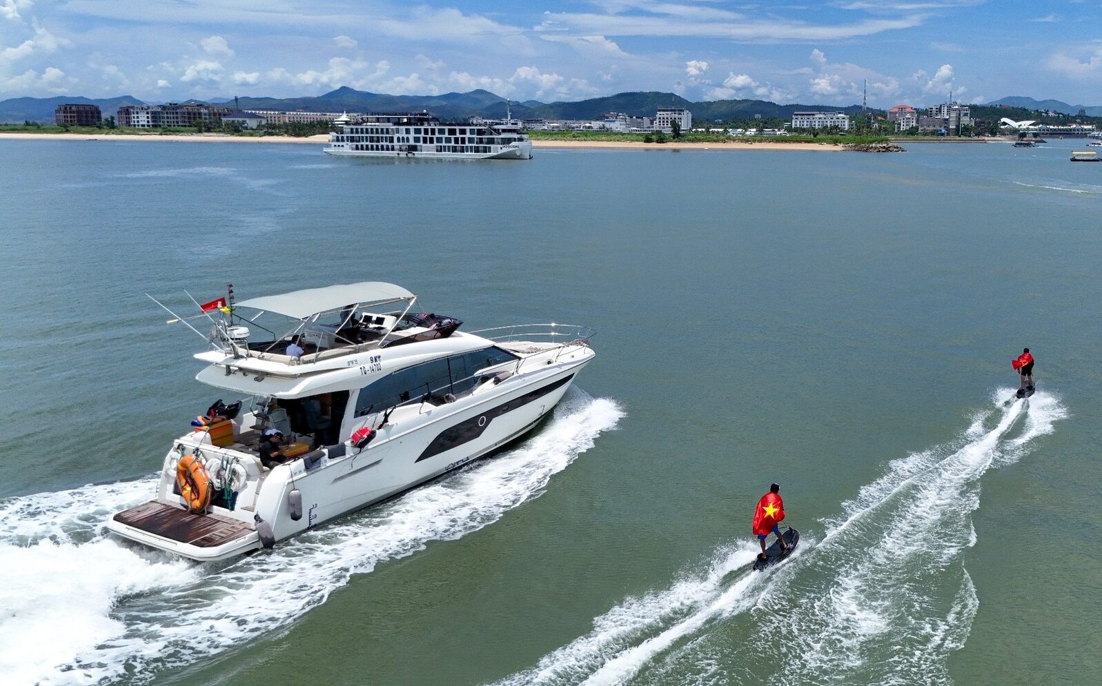 du thuyen ket hop watersport - Vietycht Plus - Prestige 520 tai Ha Long