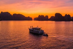 Vietyacht Plus - Tour du thuyen Ha Long rieng tu - ngam hoang hon