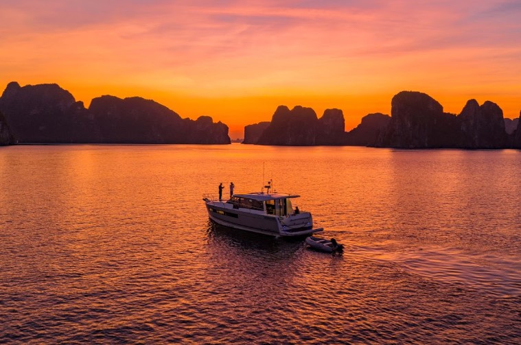 Vietyacht Plus - Tour du thuyen Ha Long rieng tu - ngam hoang hon